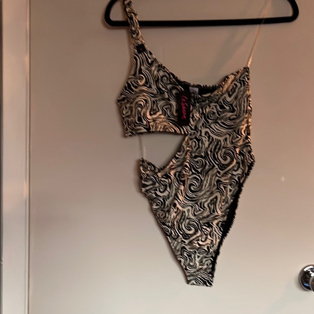 Chic Swirl Pattern One-Piece Swimsuit